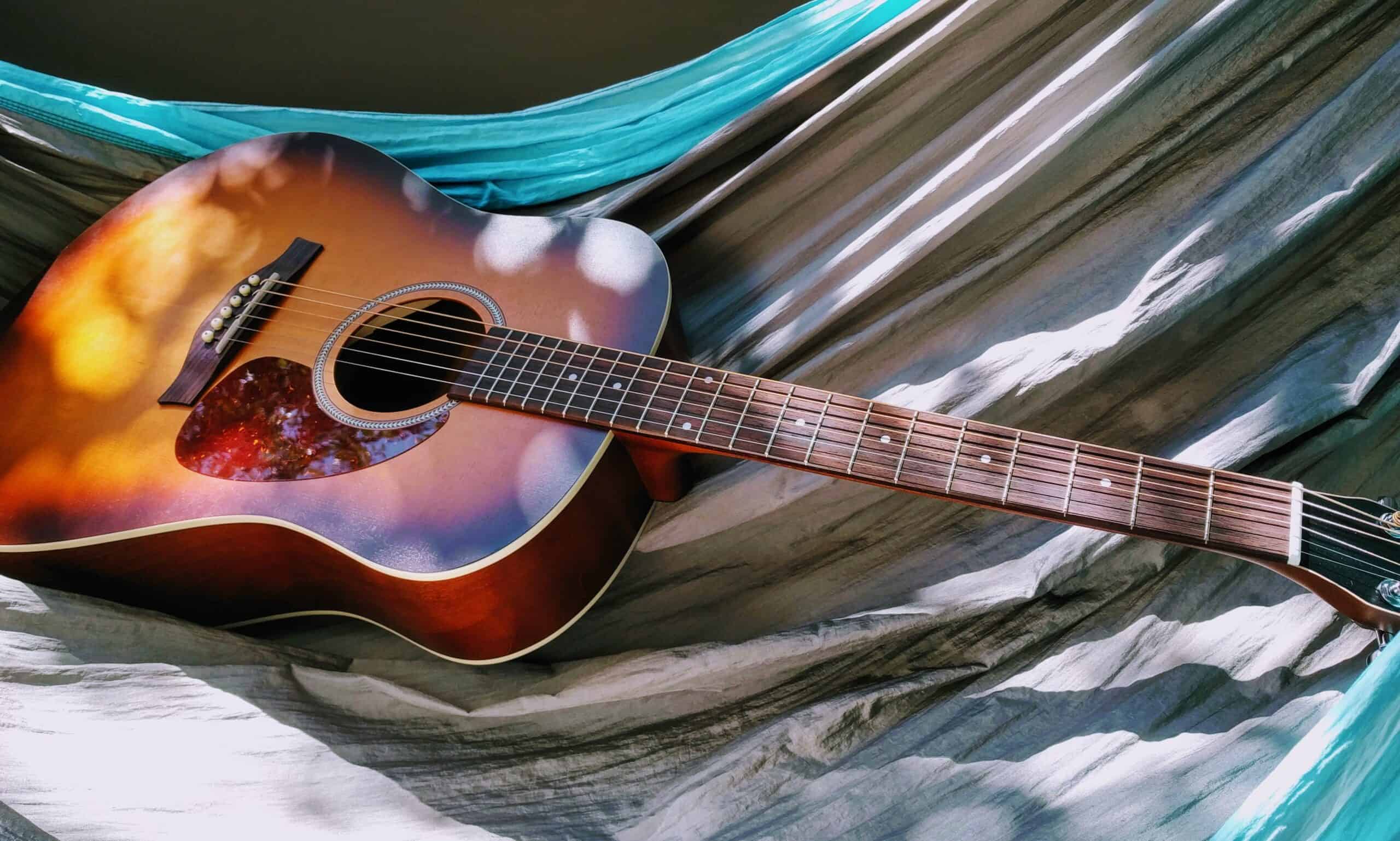 pexels rebecca swafford 625788 scaled - Guitarra Yamaha CS40II
